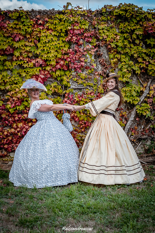 Membres de Crinolines et Cie en costumes Second Empire au Château de Briord