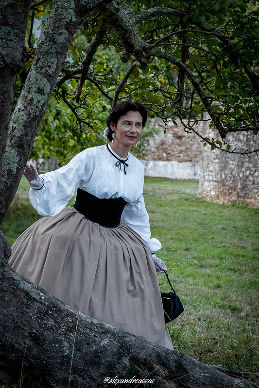 Membres de Crinolines et Cie en costumes Second Empire au Château de Briord