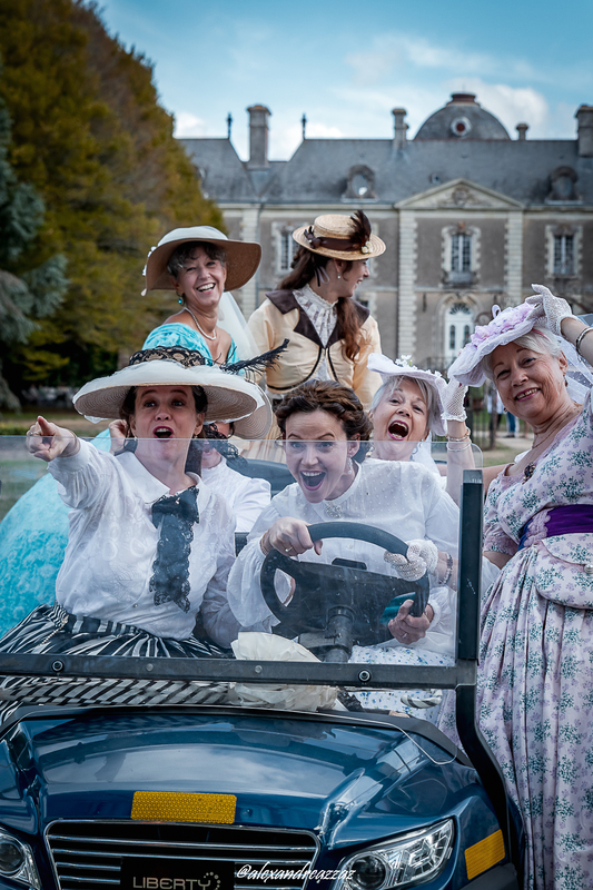 Groupe de Crinolines et Cie en costumes Second Empire devant le Château de Briord