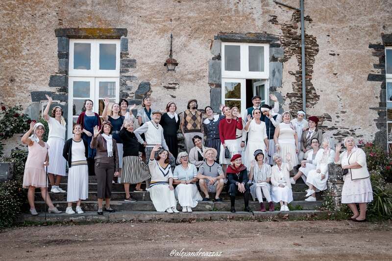 Les adhérents de Crinolines & Cie réunis pour les 15 ans de l’association au Château de la Garlais
