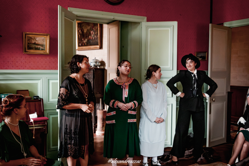 Les Midinettes, quatre adhérentes de Crinolines & Cie, chantent une chanson des Années folles